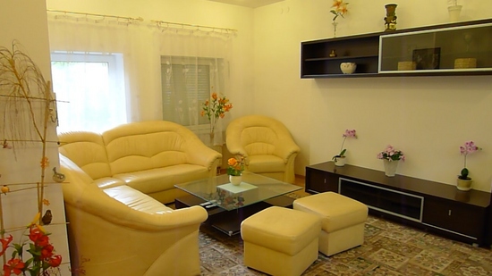 <h2>Pi�kny ma�y domek szeregowy</h2> <h3>Cena: 450.000,00 </h3> <a href='index.cgi?action=11&cmd=VDT_EDIT&idn=831'>Wi�cej...</a>